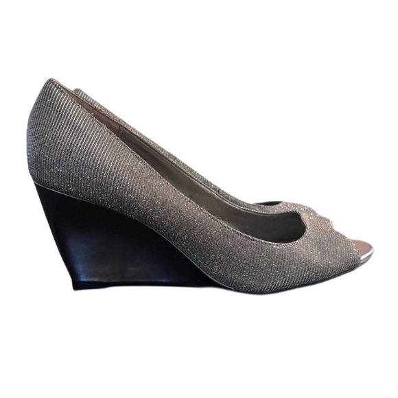 Bandolino Tuff Love Wedge Silver Shiny Peep Toe Shoes Sz 6.5 - Picture 1 of 14